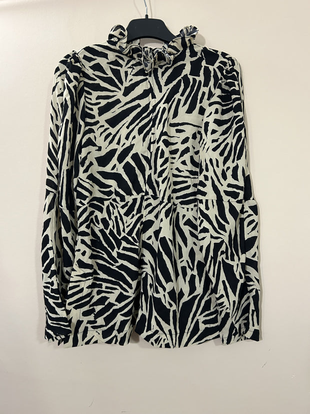 <b>Ghospell </b>Graphic Wave Panelled Top